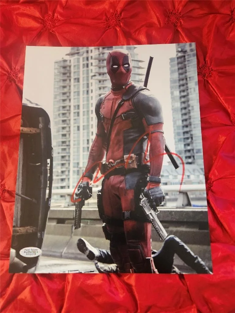 RYAN REYNOLDS — RYAN REYNOLDS HAND SIGNED AUTOGRAPHED 8X10 PHOTO MARVEL DEADPOOL REAL W/ COA