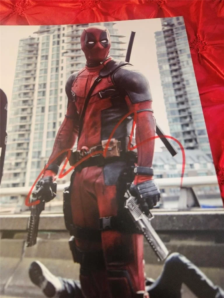 RYAN REYNOLDS — RYAN REYNOLDS HAND SIGNED AUTOGRAPHED 8X10 PHOTO MARVEL DEADPOOL REAL W/ COA, изображение 2