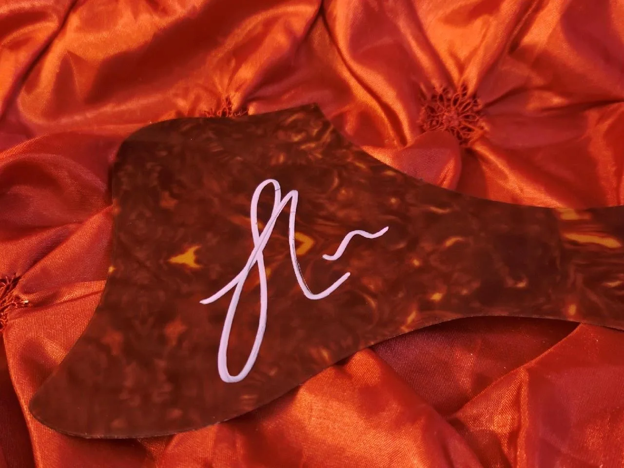 SABRINA CARPENTER HAND SIGNED AUTOGRAPHED GUITAR PICKGUARD SINGER STAR W/ COA, image 2
