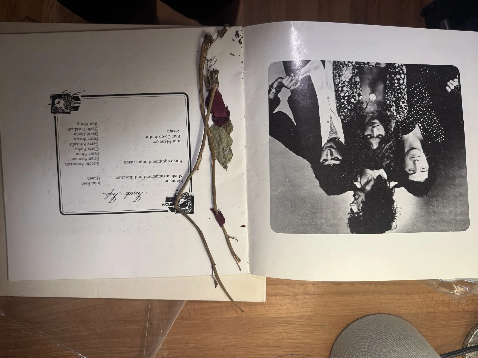 Queen Autographed A Night at the Opera 1975 vinyl - Signed by Freddie, изображение 5