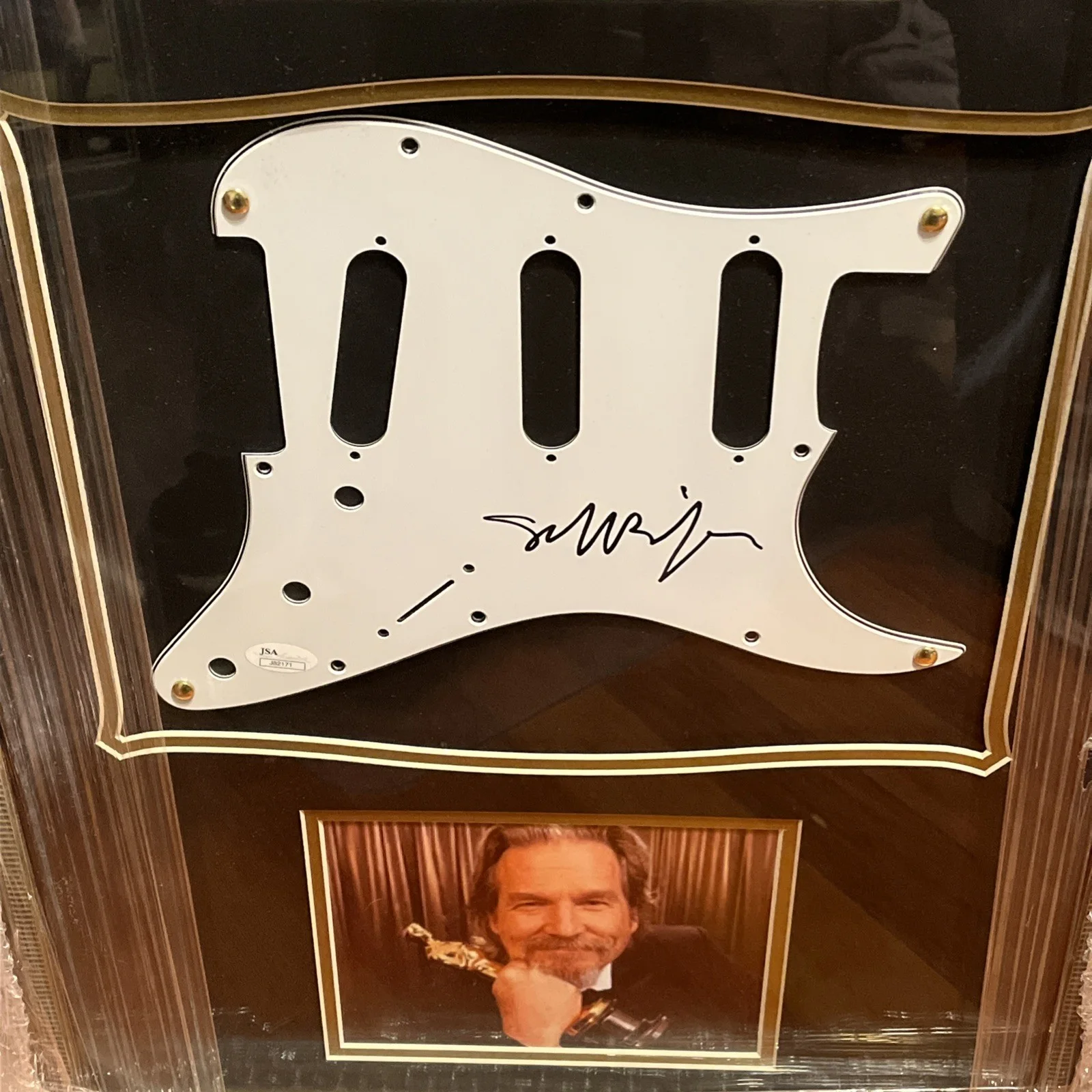 Jeff Bridges — Jeff Bridges autographed Framed Guitar Pick 29 X 19” JSA￼, image 3