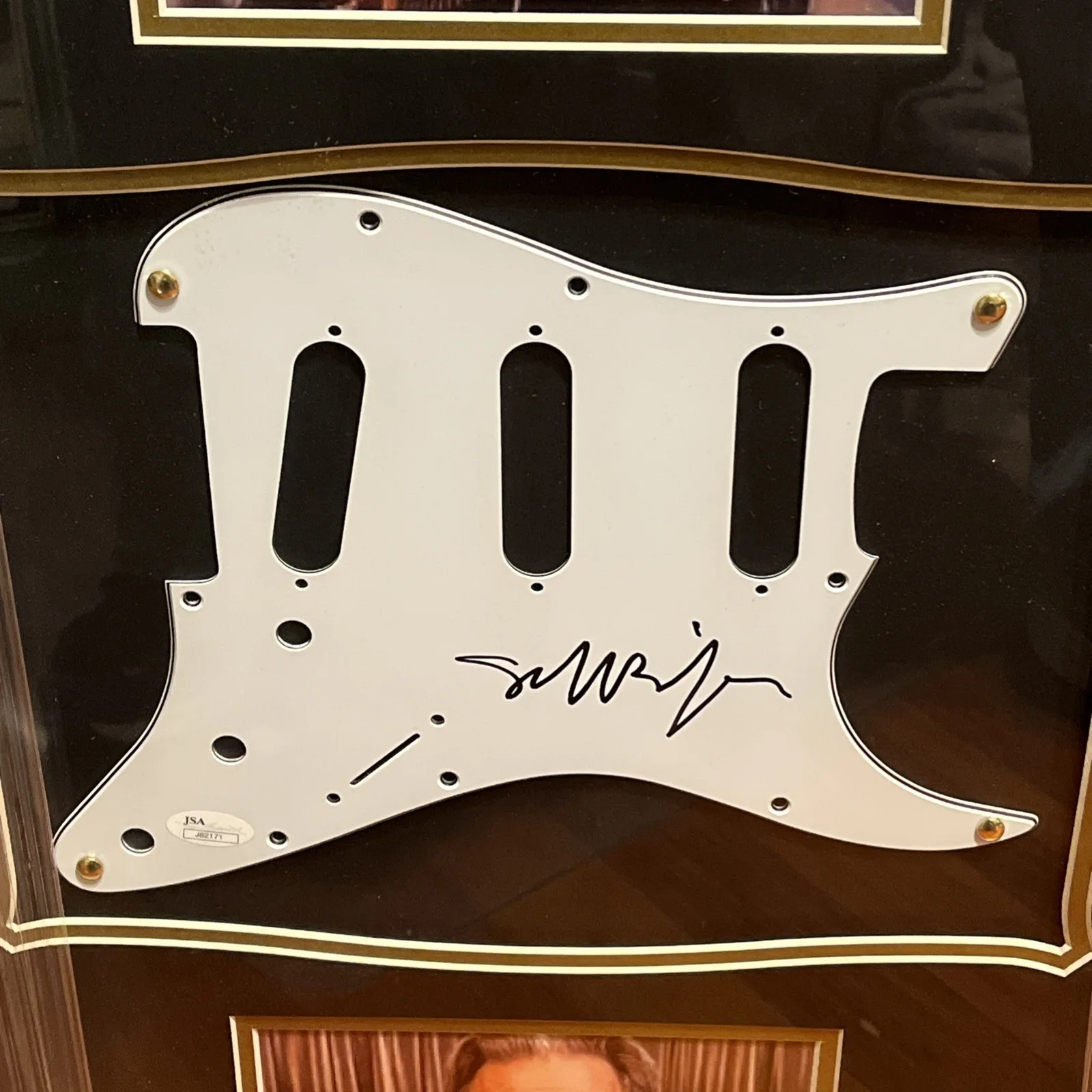 Jeff Bridges — Jeff Bridges autographed Framed Guitar Pick 29 X 19” JSA￼, image 4