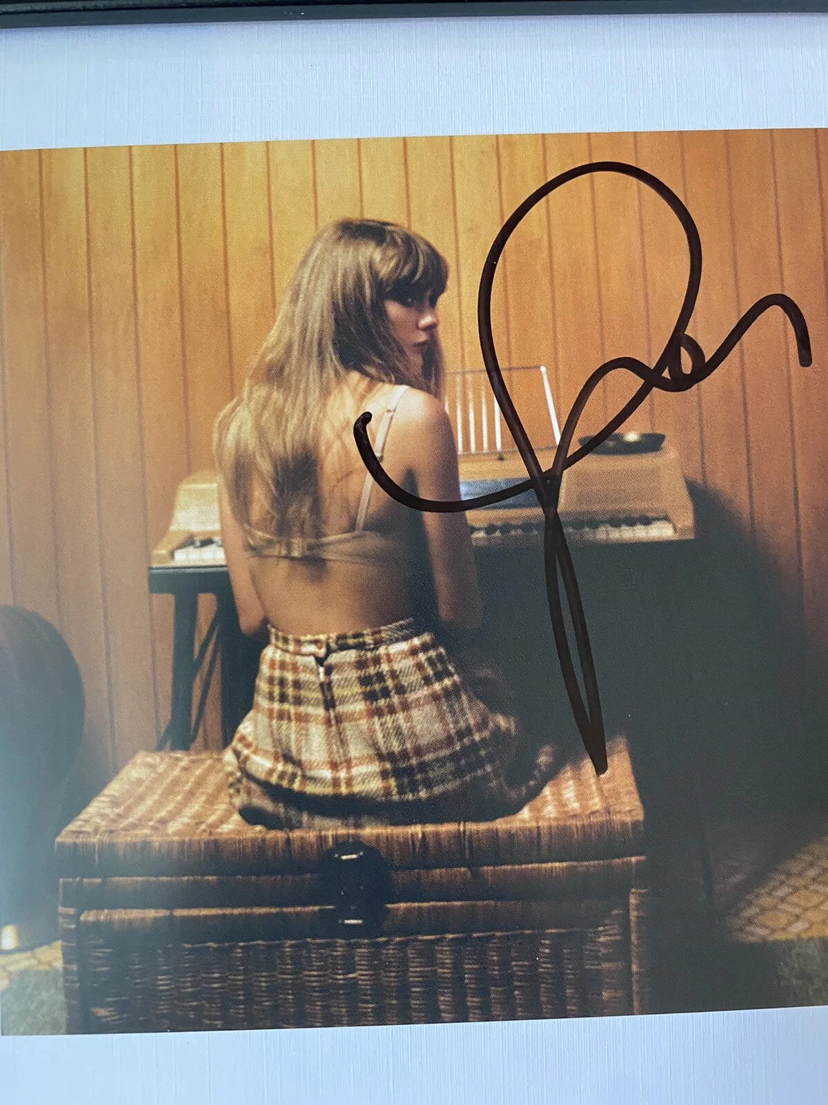 TAYLOR SWIFT SIGNED FRAMED MIDNIGHTS JADE GREEN EDITION CD ALBUM INSERT RED 1989, изображение 2