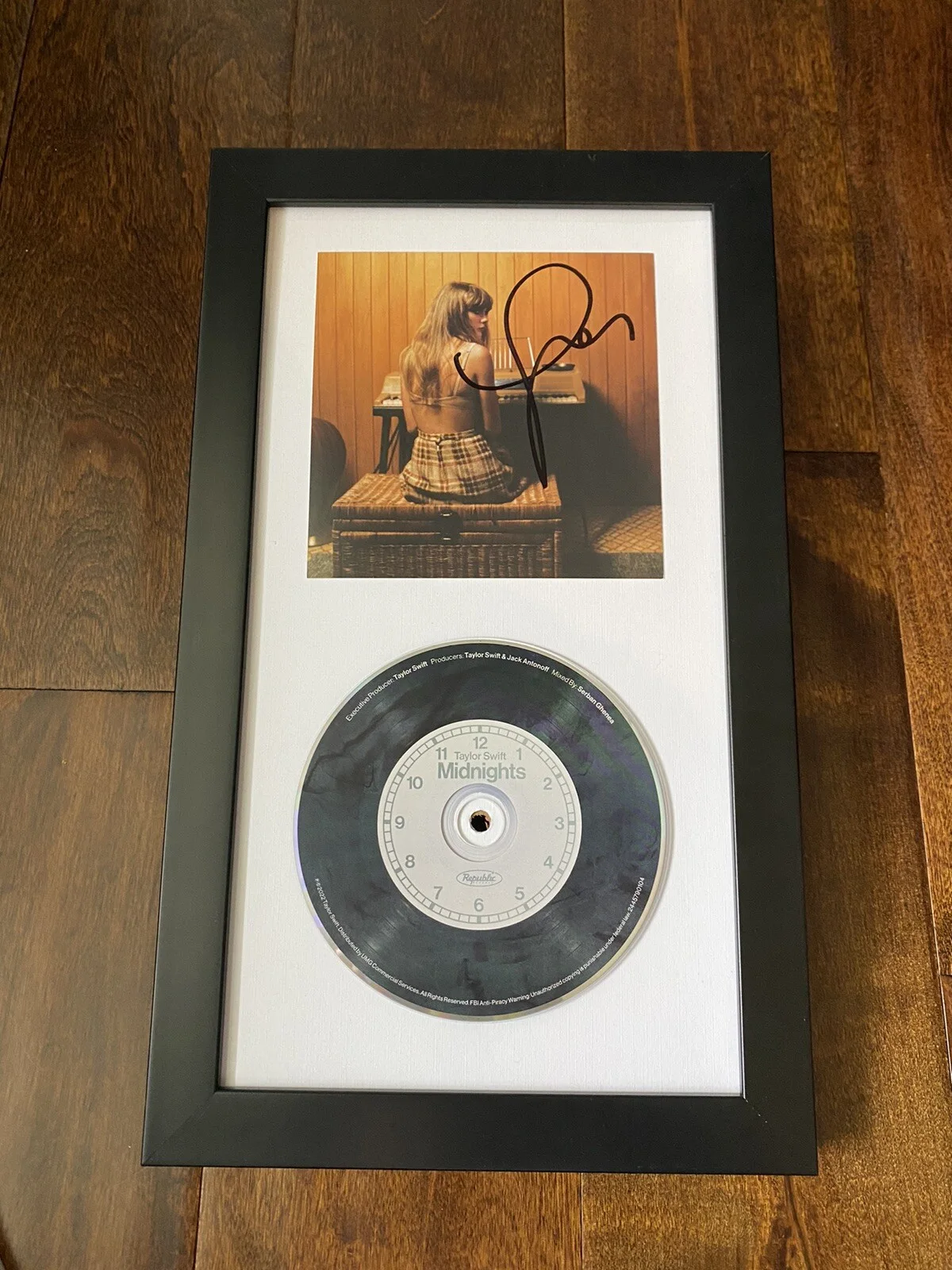 TAYLOR SWIFT SIGNED FRAMED MIDNIGHTS JADE GREEN EDITION CD ALBUM INSERT RED 1989, изображение 3