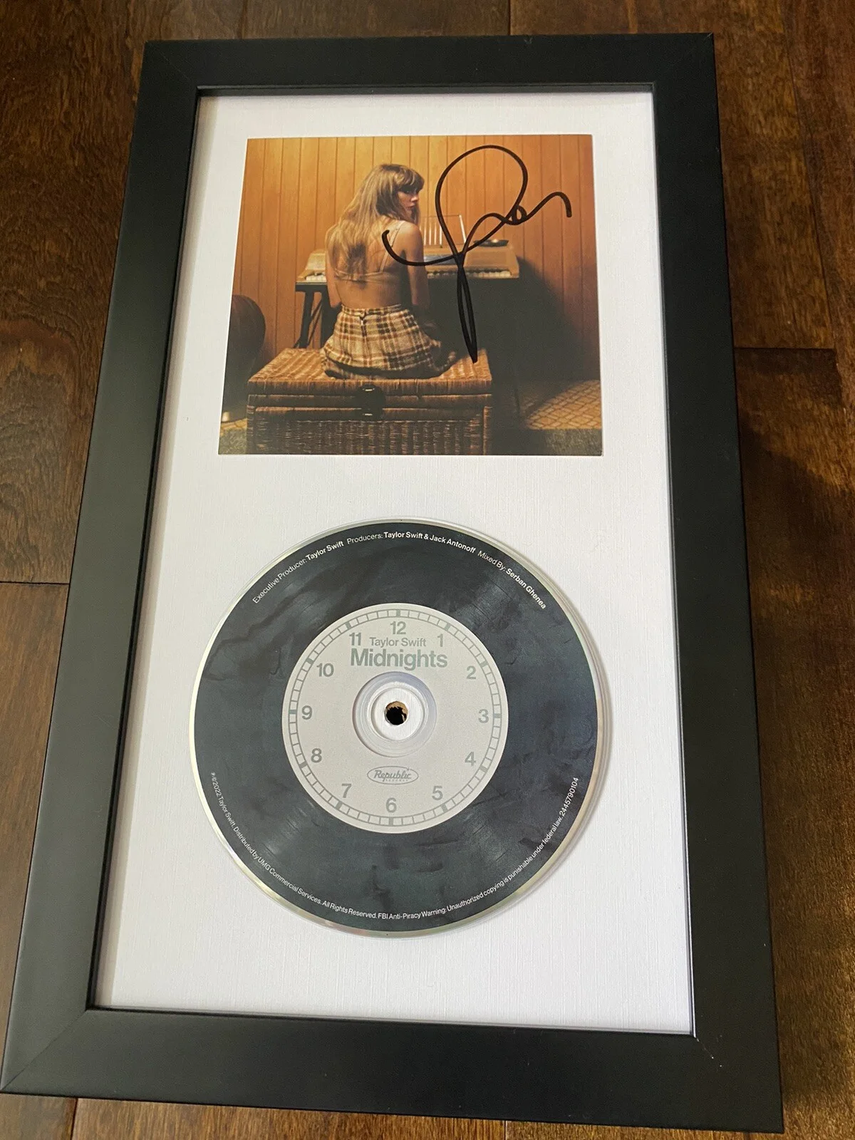 TAYLOR SWIFT SIGNED FRAMED MIDNIGHTS JADE GREEN EDITION CD ALBUM INSERT RED 1989, изображение 5