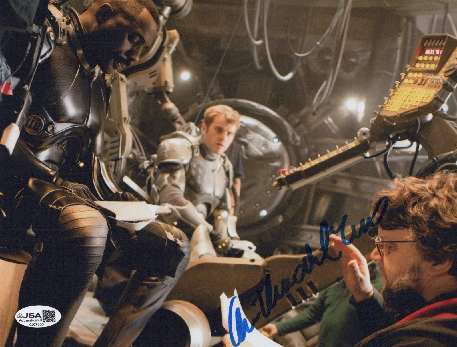 GUILLERMO DEL TORO — GUILLERMO DEL TORO Authentic Signed "PACIFIC RIM" 8x10 Photo JSA COA