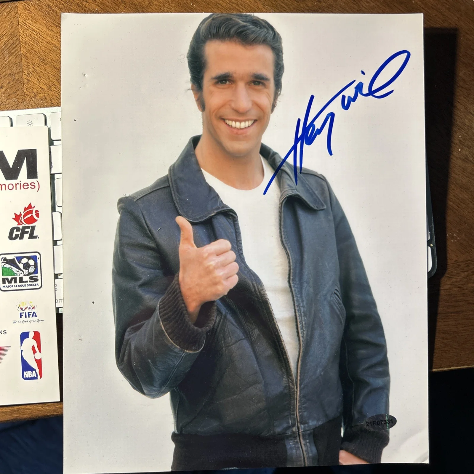 Henry Winkler — HENRY WINKLER THE FONZ AUTOGRAPHED PHOTO GLOSSY IN LEATHER JACKET HAPPY DAYS COA