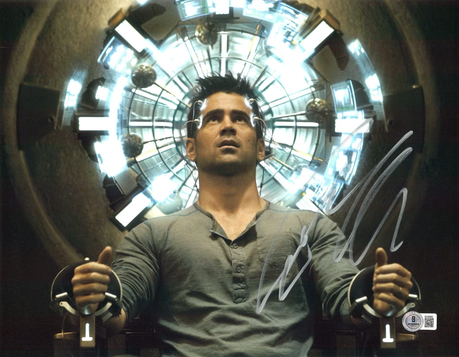 COLIN FARRELL — COLIN FARRELL SIGNED AUTOGRAPH TOTAL RECALL 11X14 PHOTO BECKETT BAS
