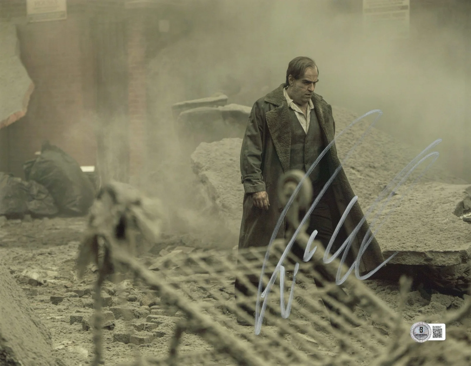 COLIN FARRELL — COLIN FARRELL SIGNED AUTOGRAPH THE PENGUIN 11X14 PHOTO BECKETT BAS