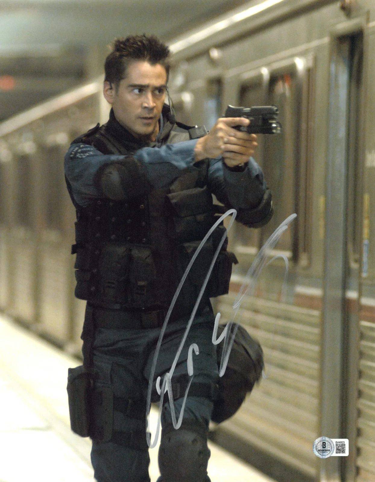 COLIN FARRELL — COLIN FARRELL SIGNED AUTOGRAPH SWAT 11X14 PHOTO BECKETT BAS