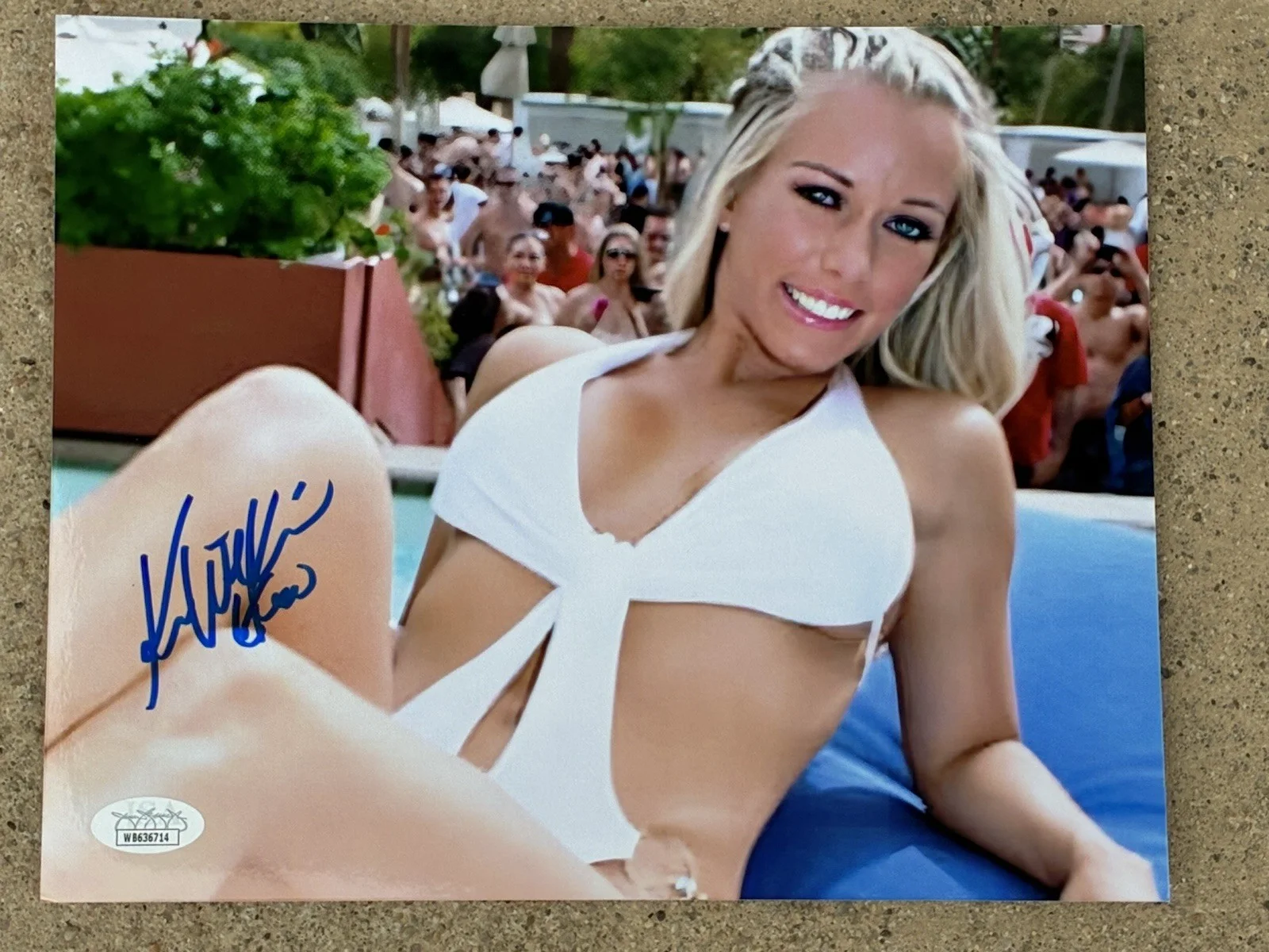 Kendra Wilkinson — KENDRA WILKINSON SIGNED 8X10 PLAYBOY PHOTO GIRLS NEXT DOOR HUGH HEFNER JSA