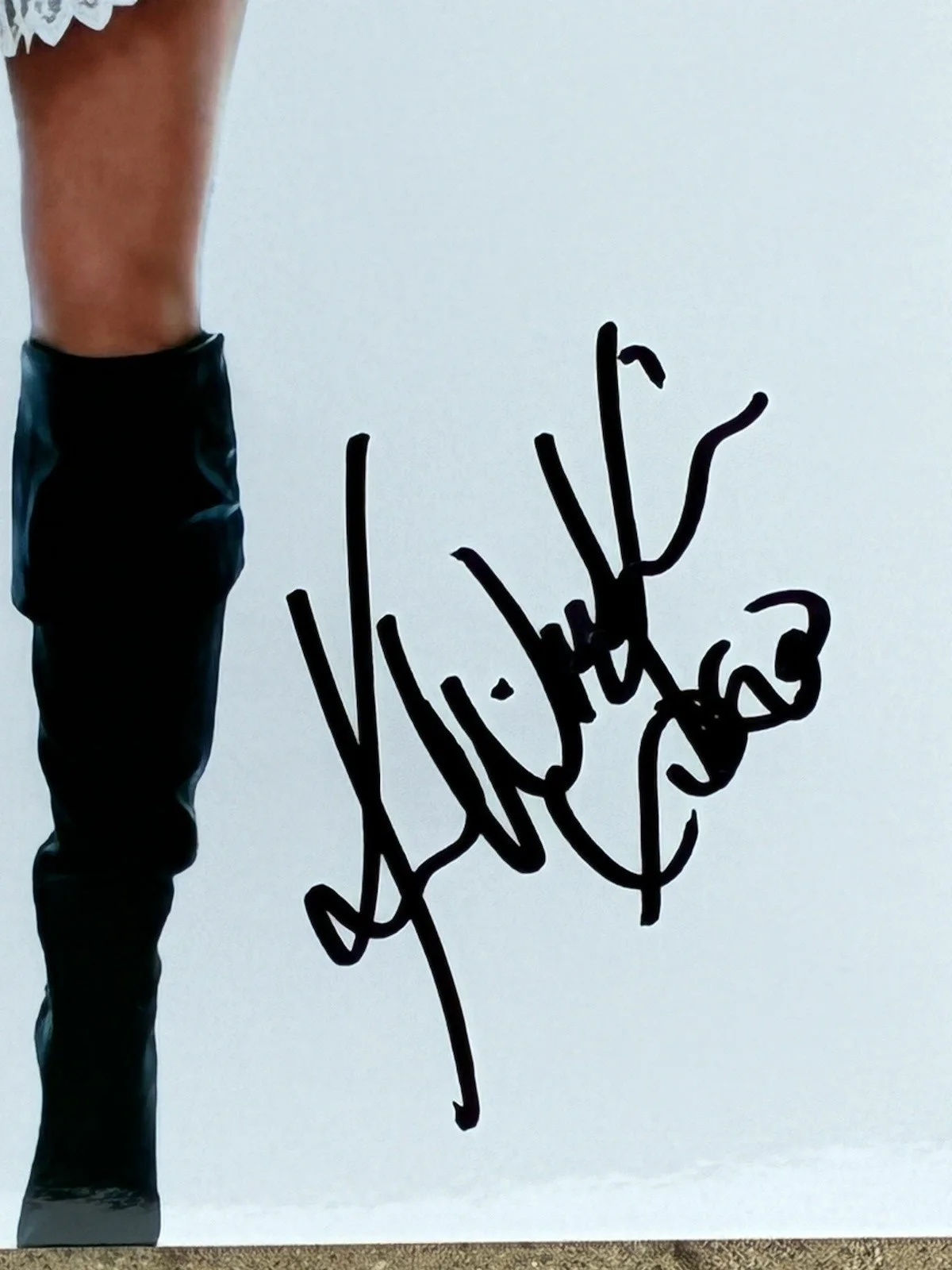 Kendra Wilkinson — KENDRA WILKINSON SIGNED 8X10 PLAYBOY SEXY PIRATE GIRLS NEXT DOOR HUGH HEFNER JSA, image 2