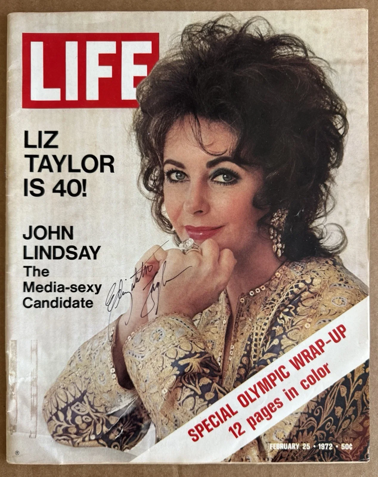 Elizabeth Taylor — ELIZABETH TAYLOR HAND SIGNED LIFE MAGAZINE 1972 CLEOPATRA FATHER OF THE BRIDE