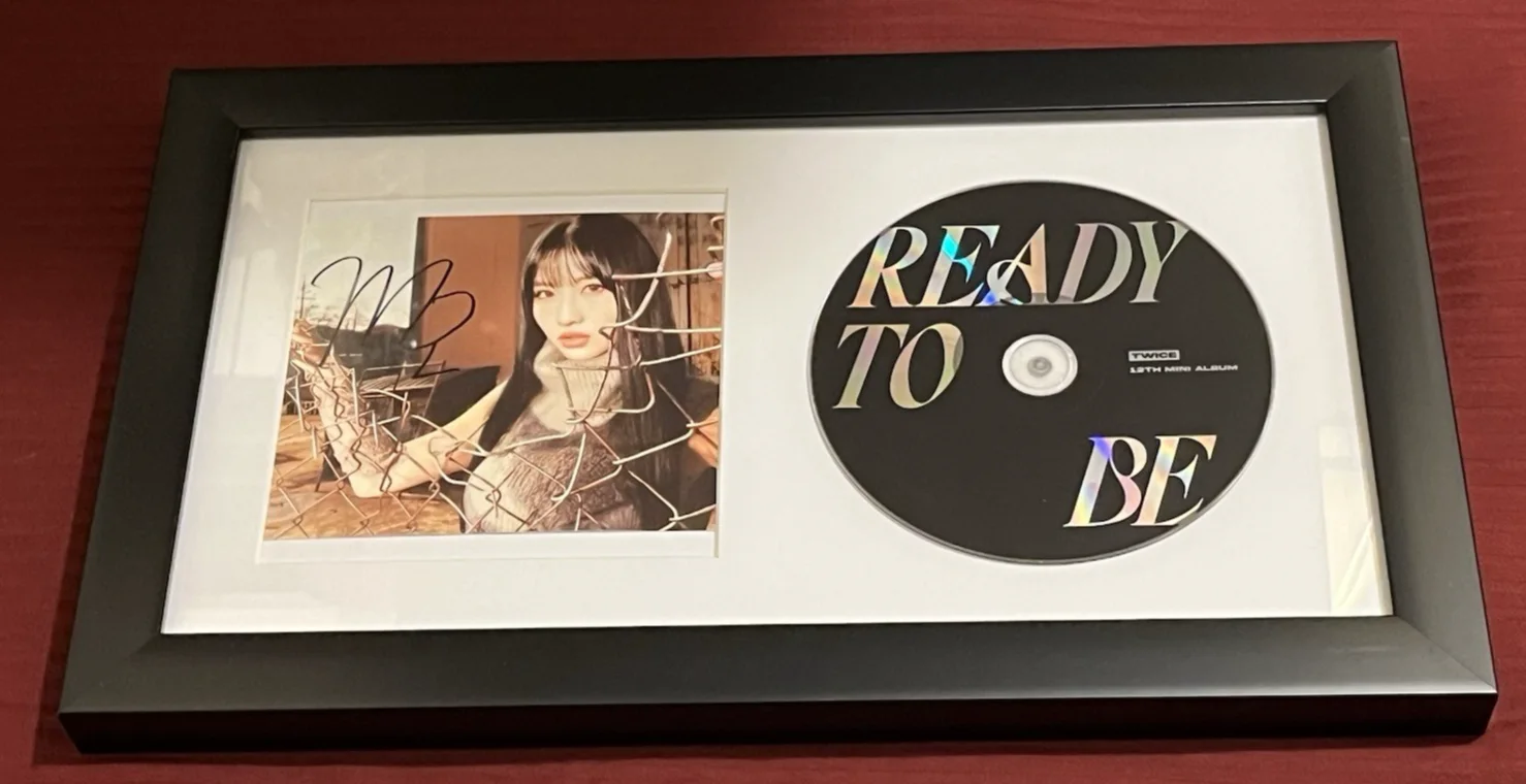 MOMO OF TWICE SIGNED & FRAMED READY TO BE CD DISPLAY NICE AUTOGRAPH COA KPOP B, image 2