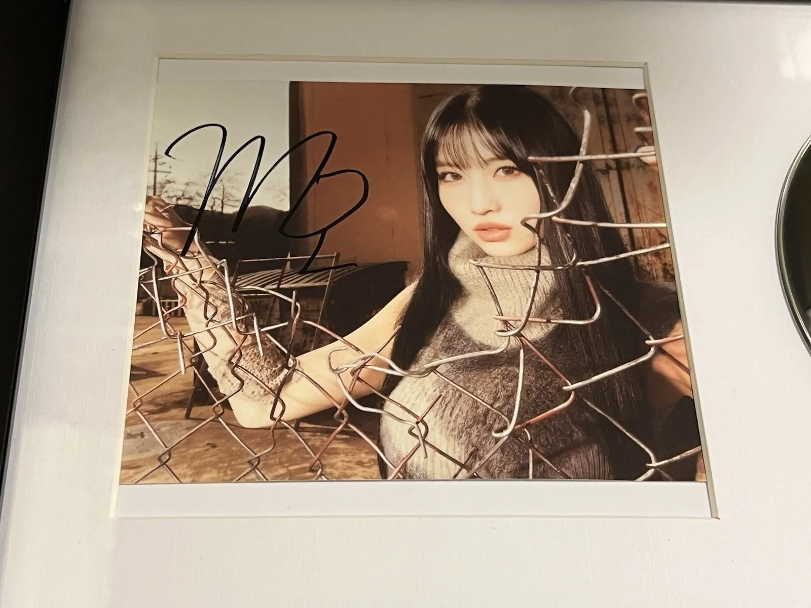 MOMO OF TWICE SIGNED & FRAMED READY TO BE CD DISPLAY NICE AUTOGRAPH COA KPOP B, image 5