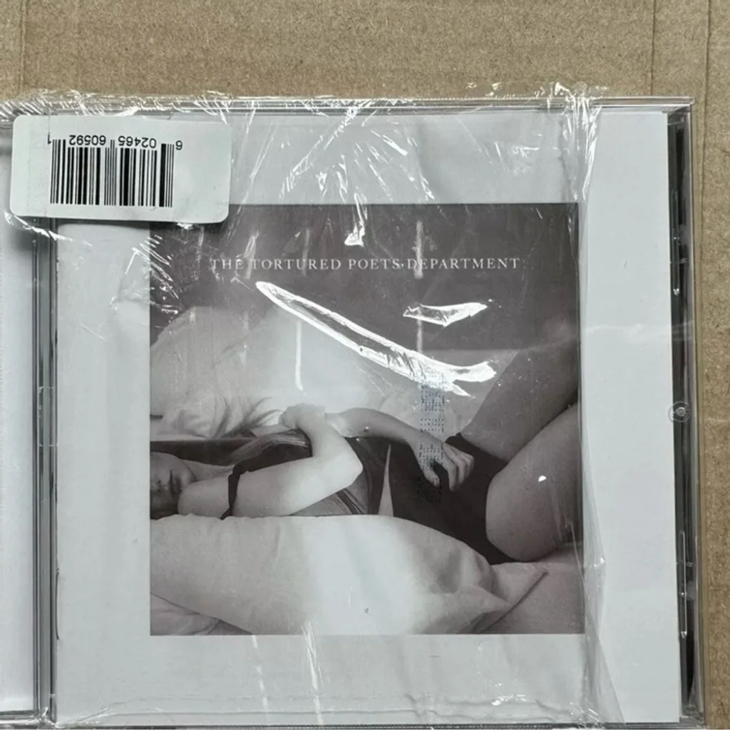 Taylor Swift - The Tortured Poets Department (TTPD) Signed CD + "The Manuscript", image 3