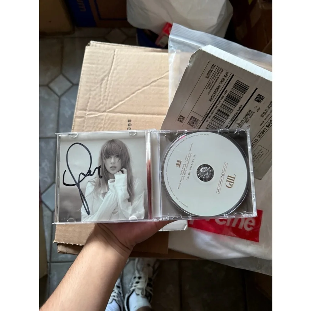 Taylor Swift - The Tortured Poets Department (TTPD) Signed CD + "The Manuscript", image 4
