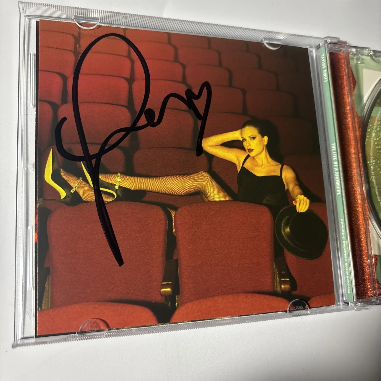 Rare LONG Signature heart Taylor Swift Signed The Life Of A Showgirl CD Photo 4, изображение 2