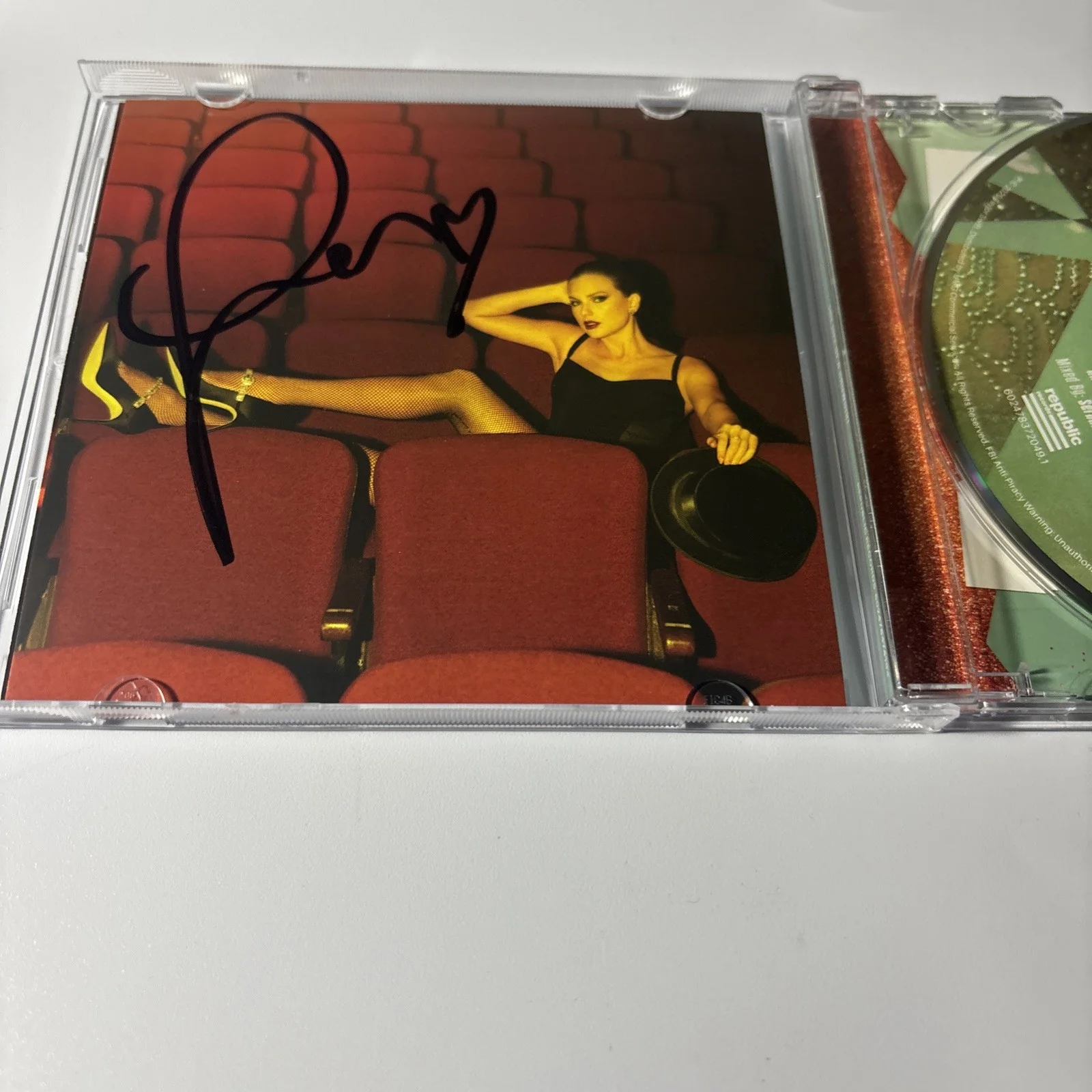 Rare LONG Signature heart Taylor Swift Signed The Life Of A Showgirl CD Photo 4, изображение 3