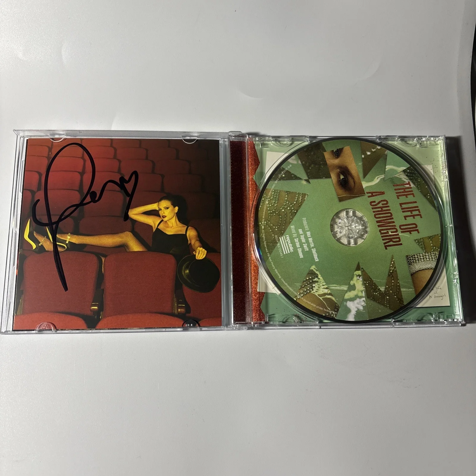 Rare LONG Signature heart Taylor Swift Signed The Life Of A Showgirl CD Photo 4, изображение 4