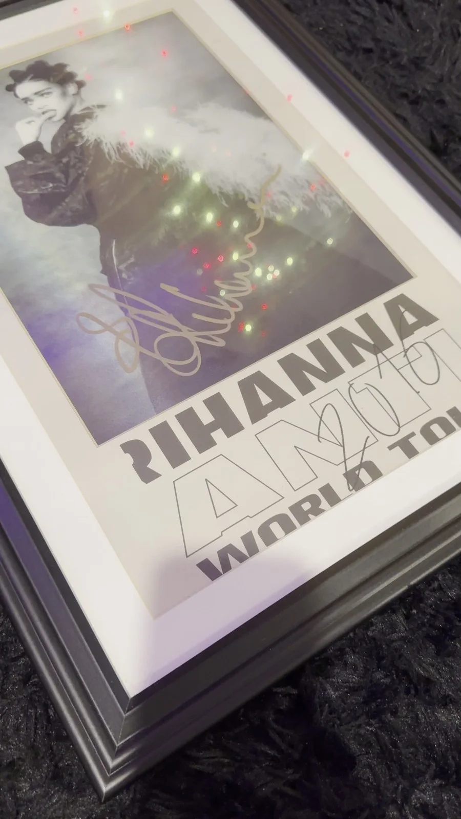 Rihanna 2016 Anti World Tour SIGNED Holographic Poster, изображение 2