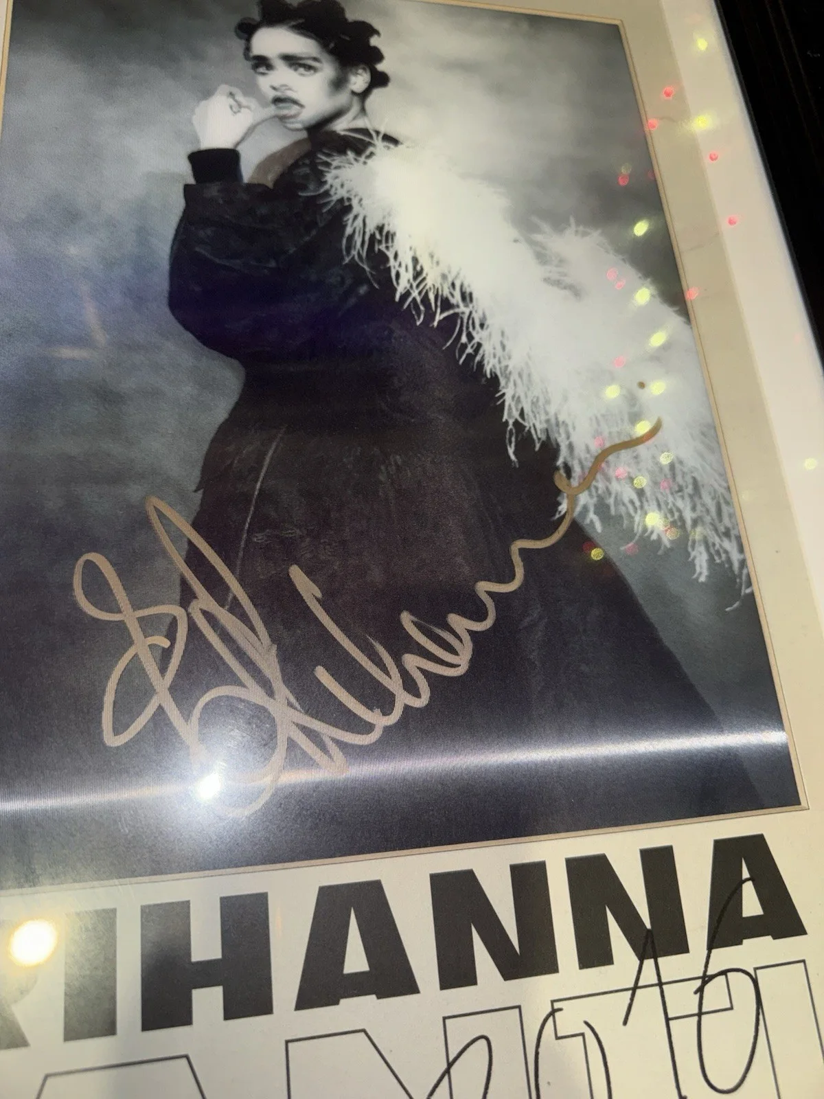 Rihanna 2016 Anti World Tour SIGNED Holographic Poster, изображение 3