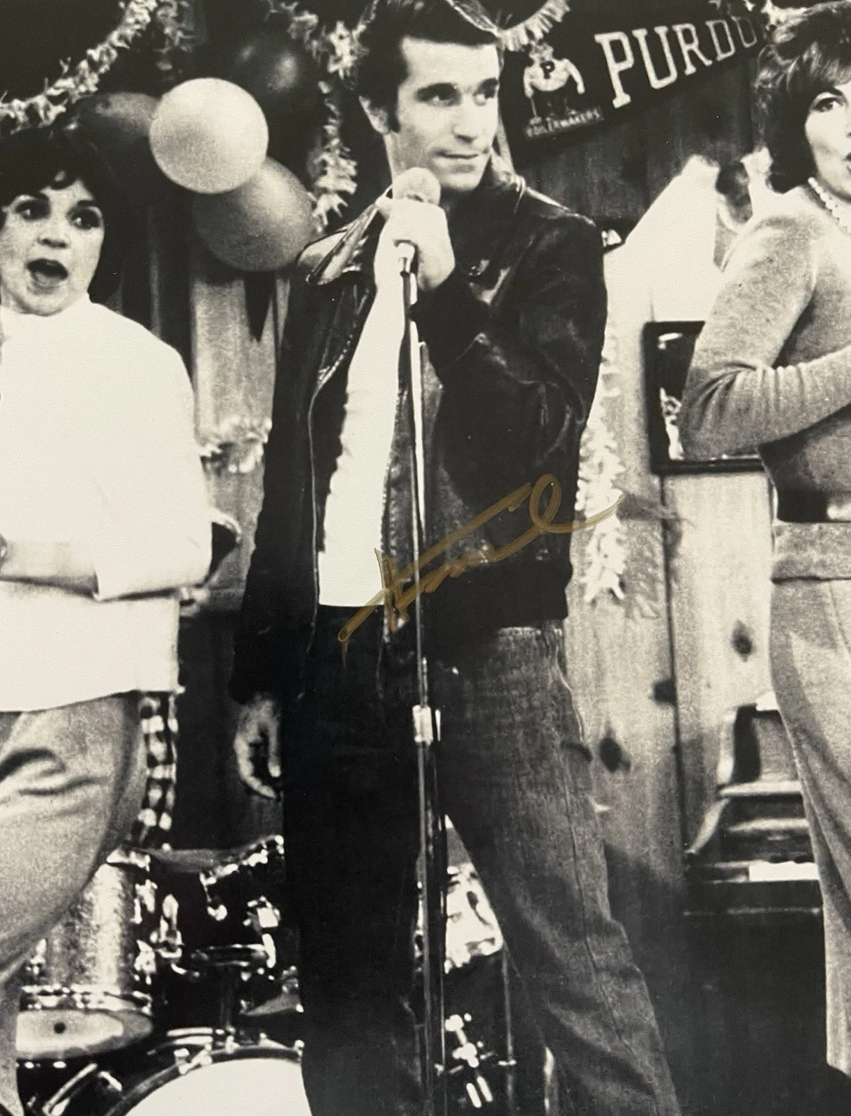 Henry Winkler — Henry Winkler Fonzie Fonz Happy Days BAS COA Signed 8x10 Photo Autographed