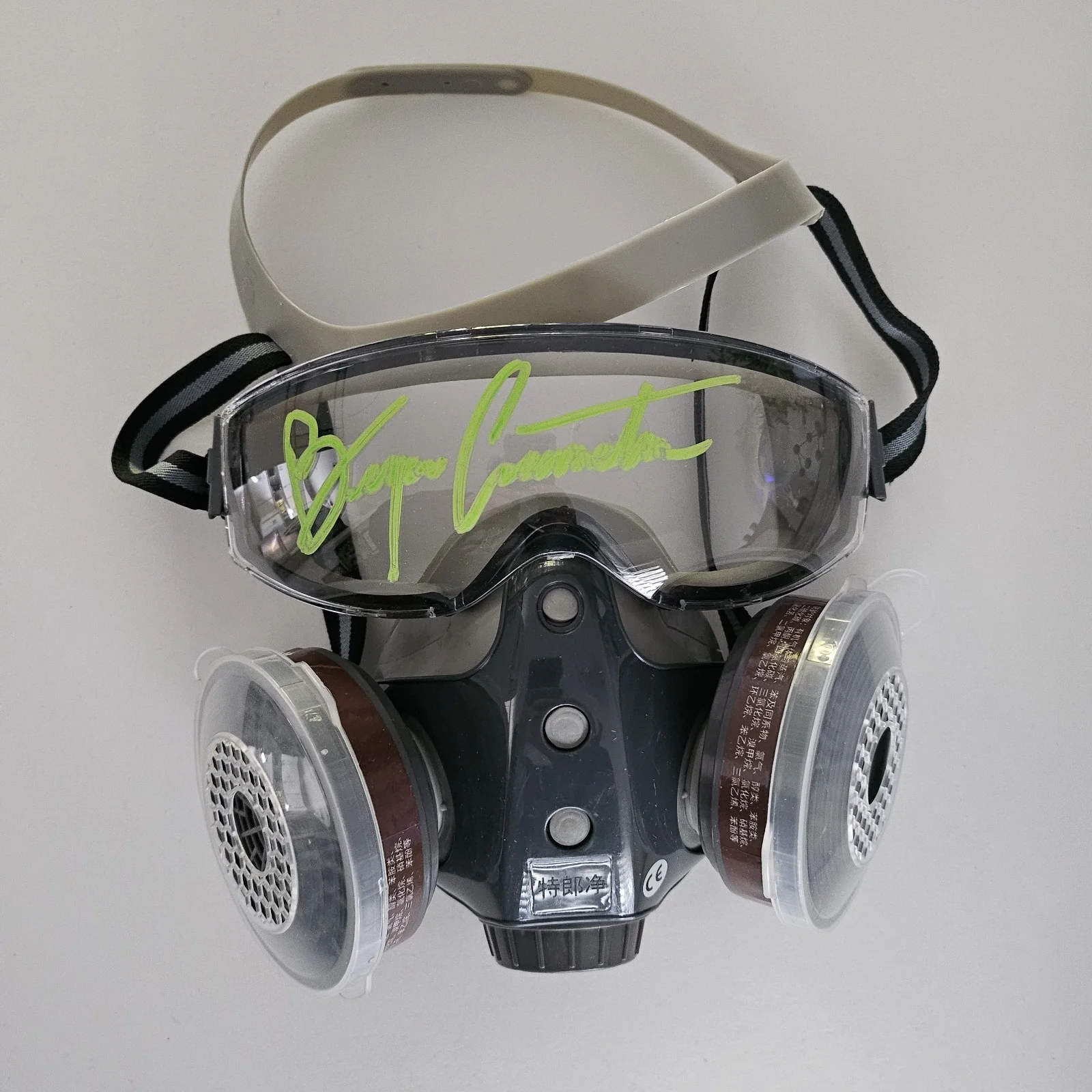 Bryan Cranston — Bryan Cranston Signed Autograph Breaking Bad Heisenberg Gas Mask Walter White, изображение 2