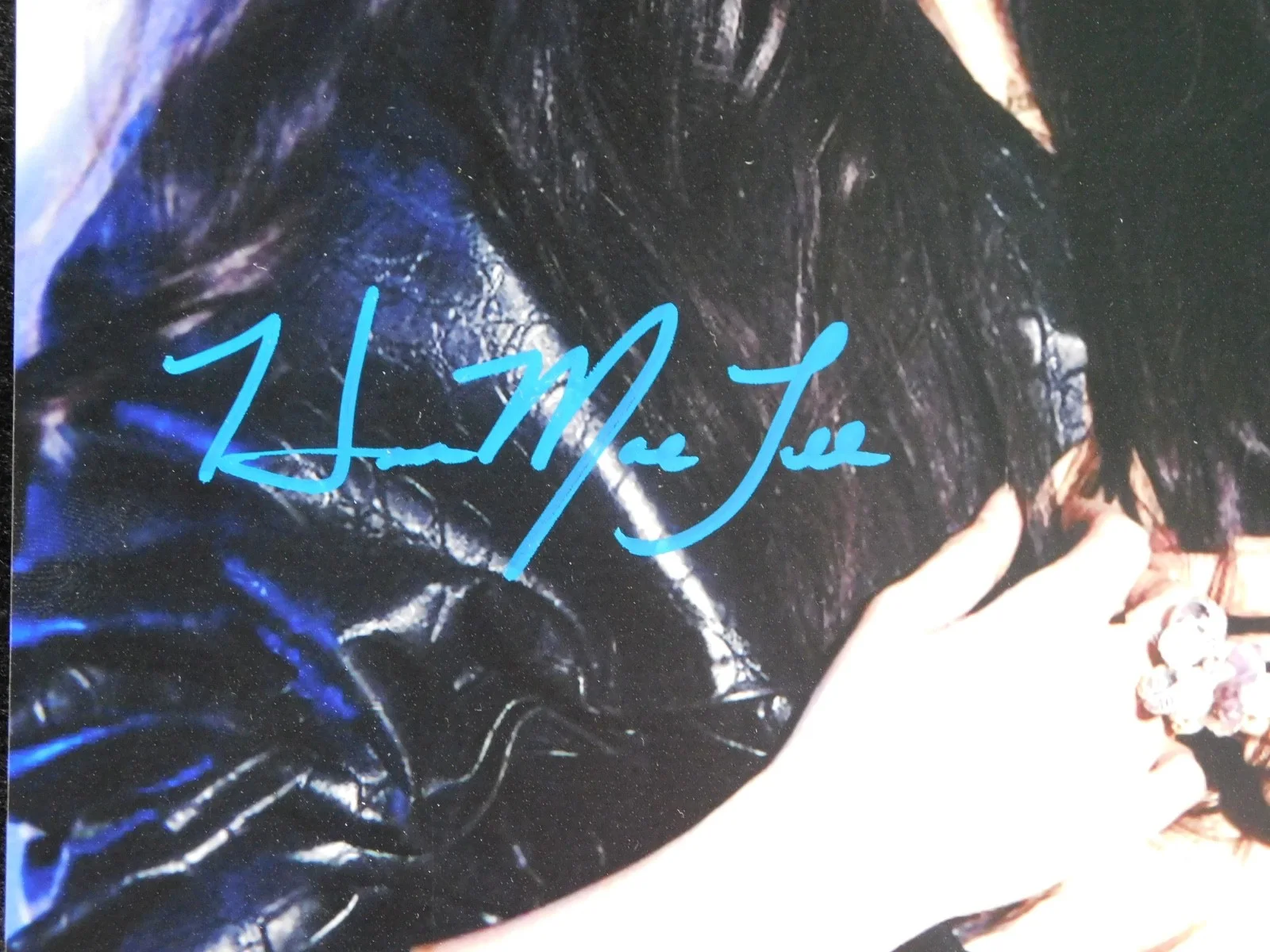 Hana Mae Lee — Hana Mae Lee Signed / Autographed 8x10 Photo Pitch Perfect JSA COA, image 2