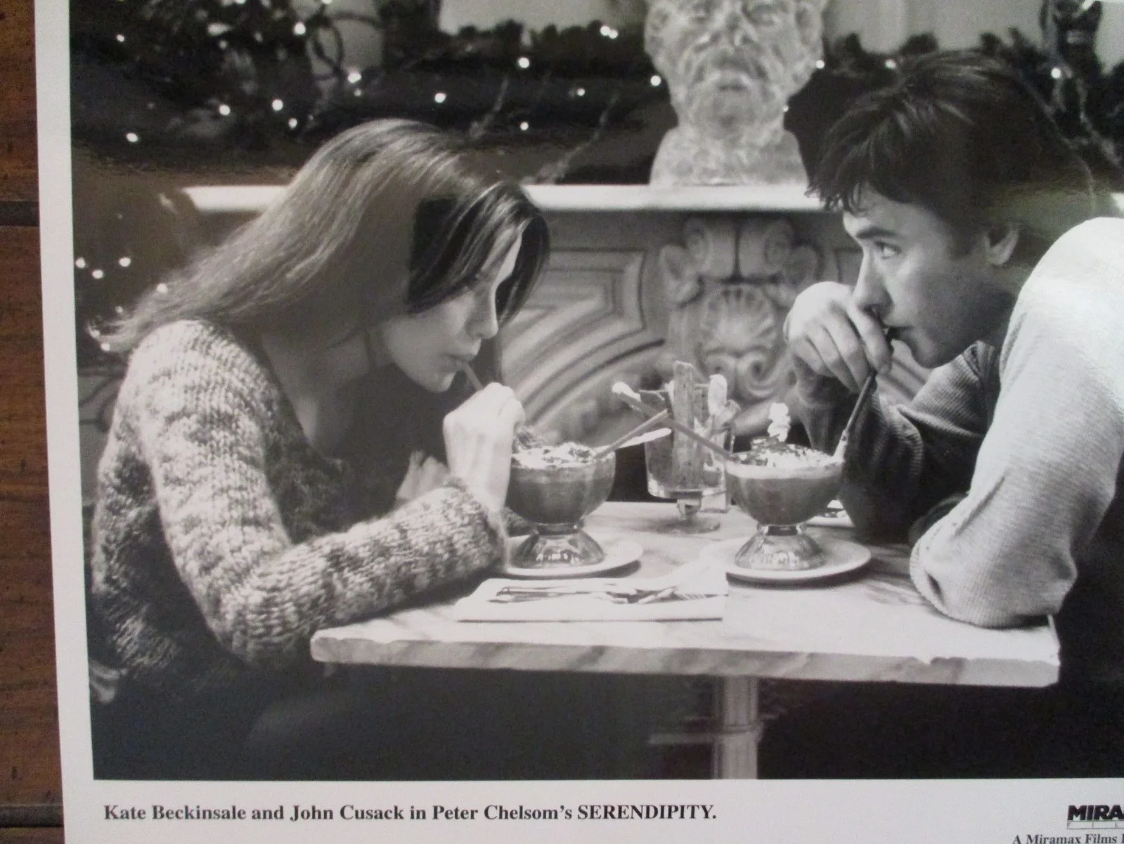 Kate Beckinsale/John Cusack(SERENDIPITY)2001 10x8 Glossy Black/White Press Photo, изображение 2