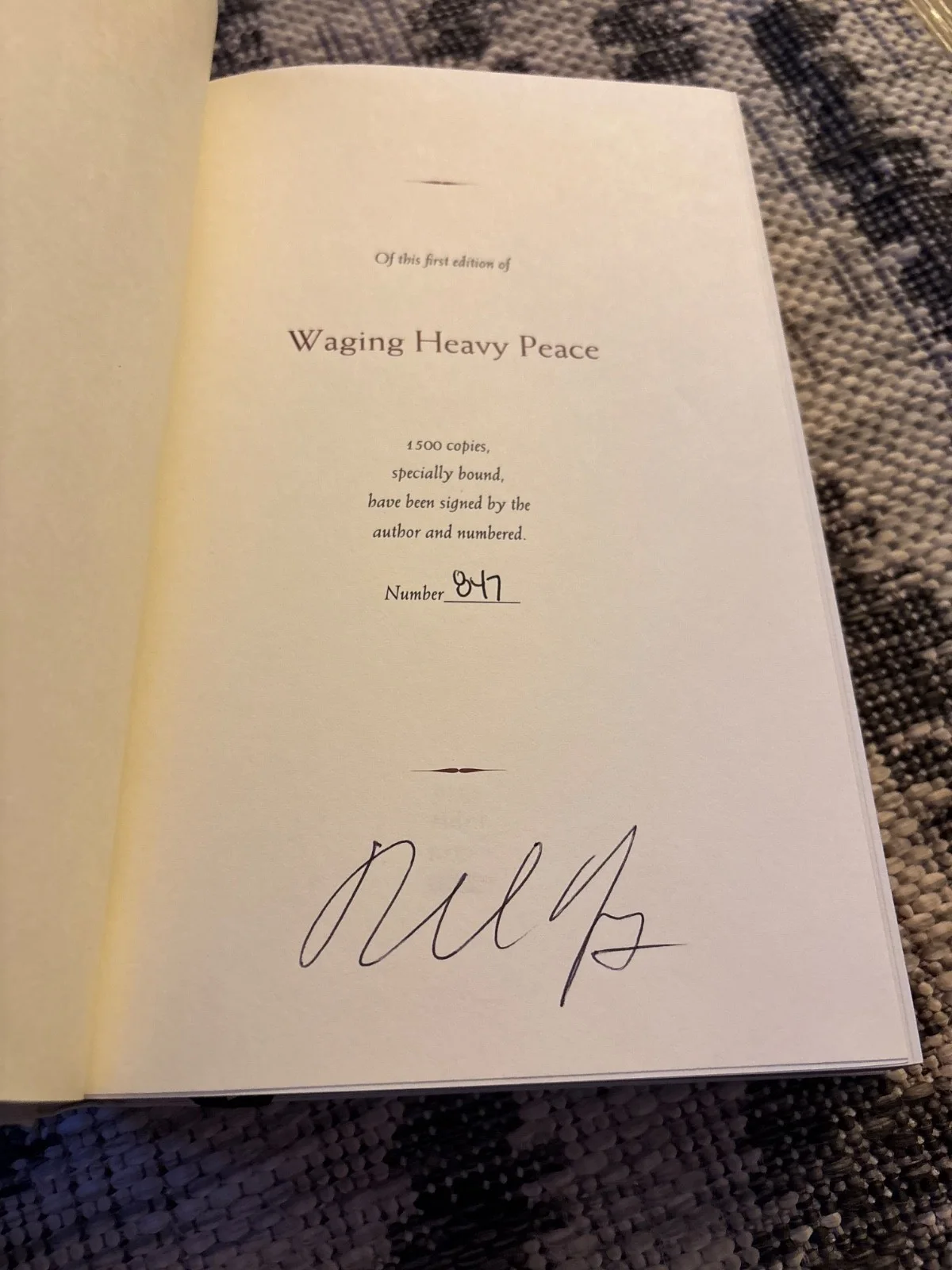 NEIL YOUNG SIGNED AUTOGRAPHED WAGING HEAVY PEACE HARDCOVER BOOK /1500 EDITION, изображение 2