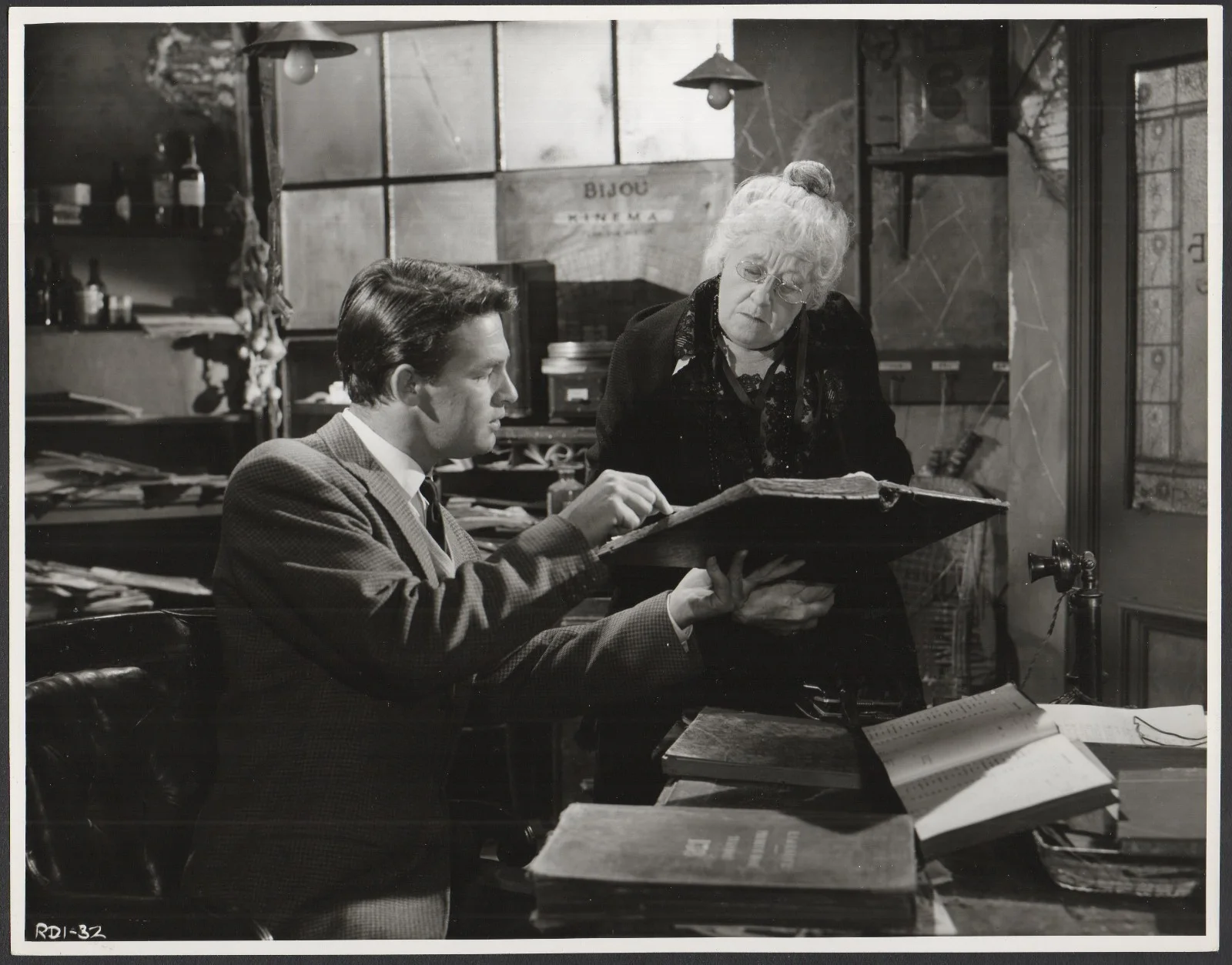 SMALLEST SHOW ON EARTH 1957 Peter Sellers Virginia McKenna Bill Travers 9 STILLS, image 4