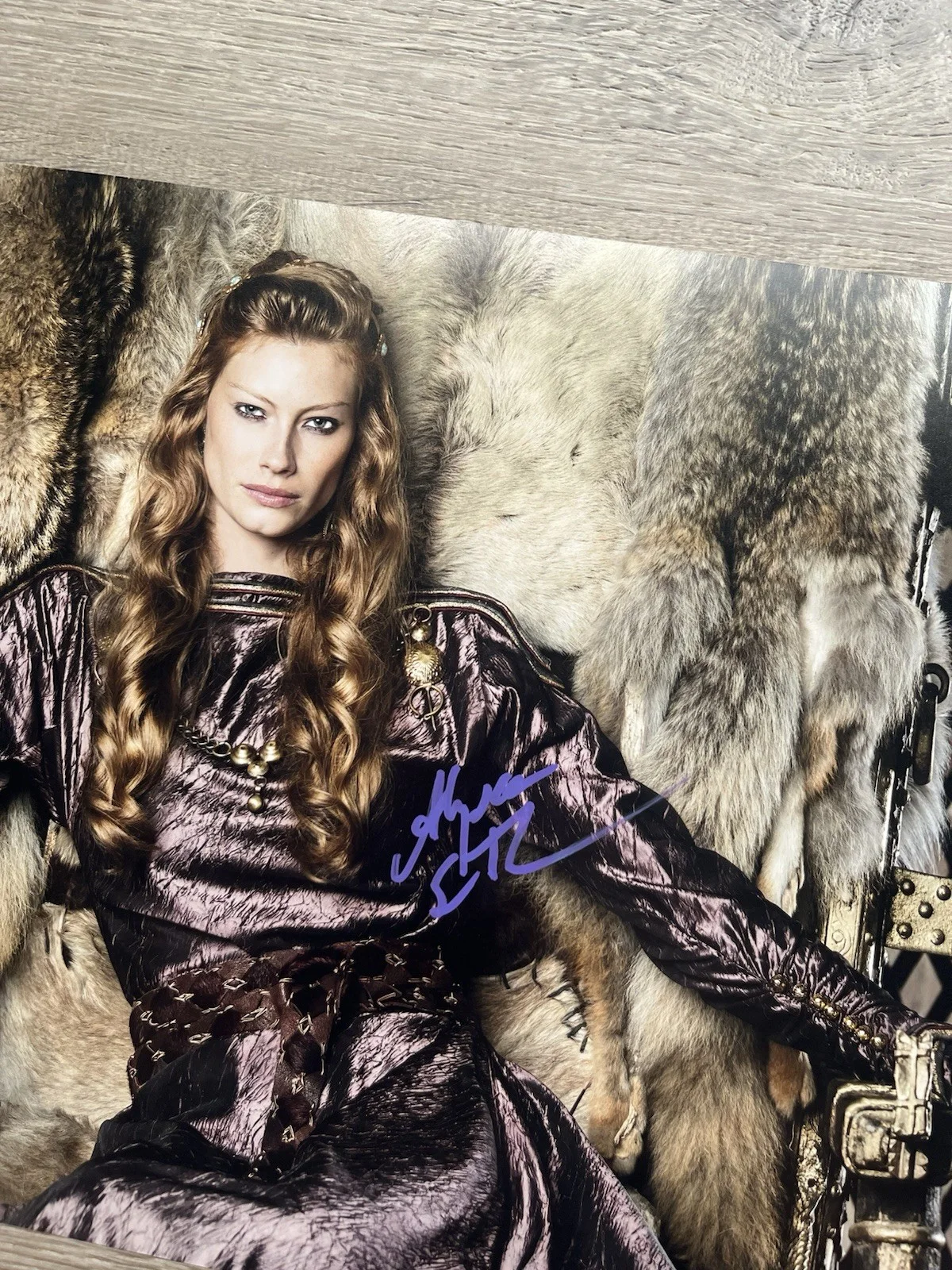 Alyssa Sutherland — Alyssa Sutherland Signed Vikings 11x14 Photo Aslaug JSA COA, image 3