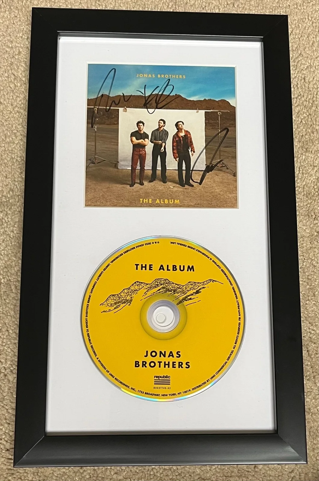 THE JONAS BROTHERS The Album Signed AUTO CD Full Band Beckett Letter LOA FRAMED, изображение 3