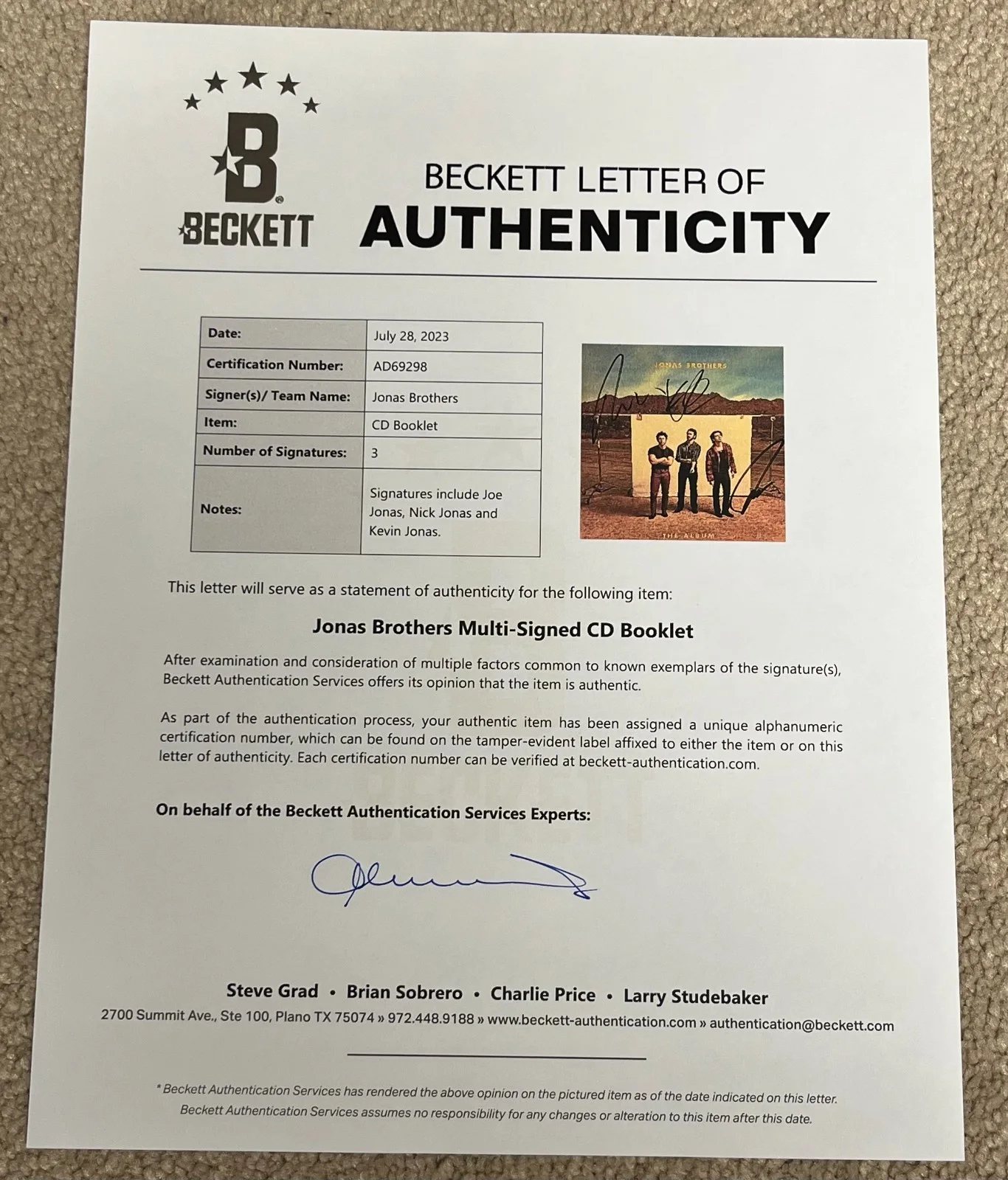 THE JONAS BROTHERS The Album Signed AUTO CD Full Band Beckett Letter LOA FRAMED, изображение 5