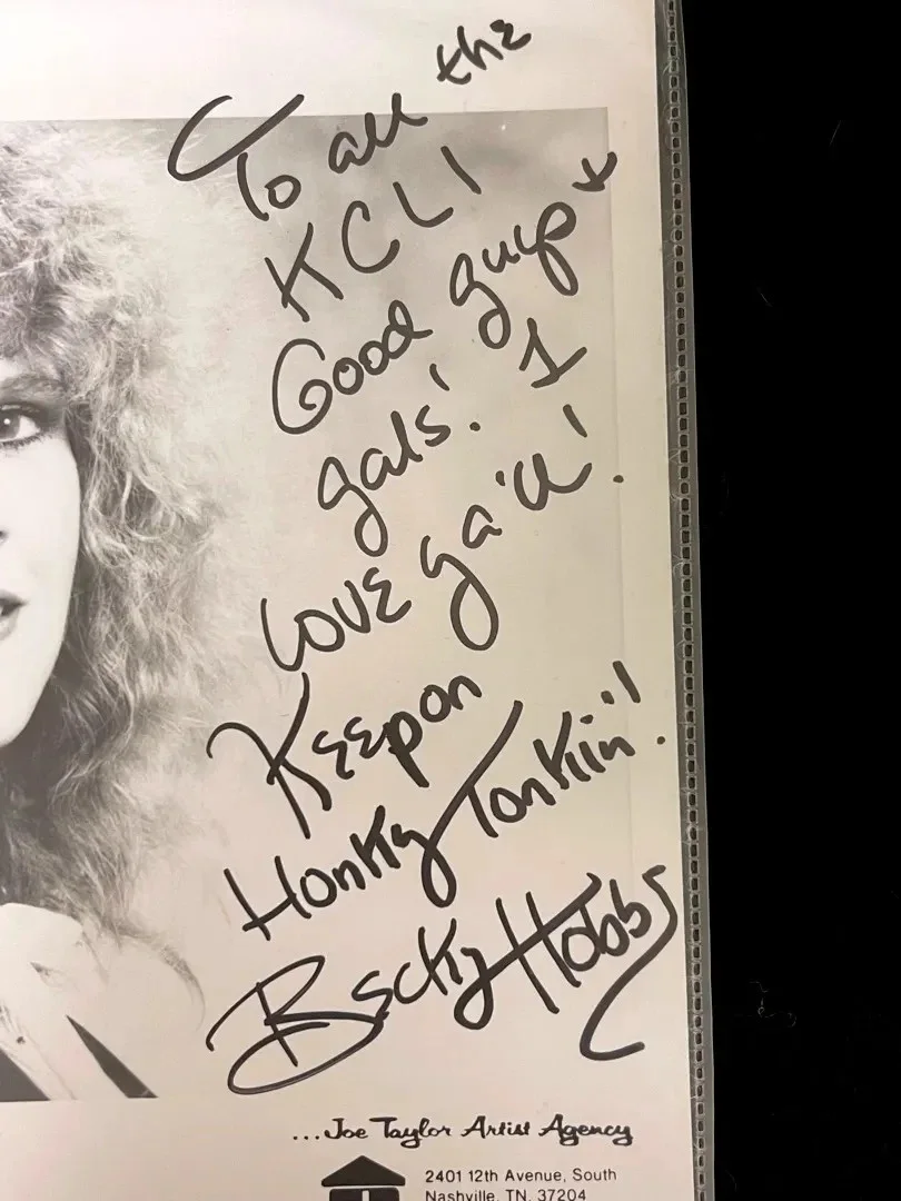 BECKY HOBBS: Hand Signed Celebrity Photo 8 x 10, изображение 2