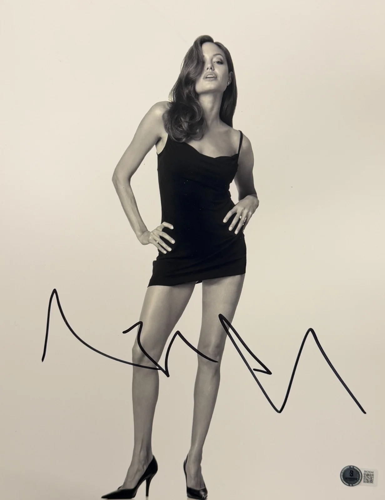 ANGELINA JOLIE — Angelina Jolie Signed 11x14 Photo Mr. & Mrs. Smith Authentic Autograph Beckett