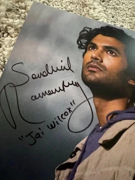 Sendhil Ramamurthy — Heroes Movie Sendhil Ramamurthy Signed Authentic Autograph Photo Size 8" x 10", изображение 2