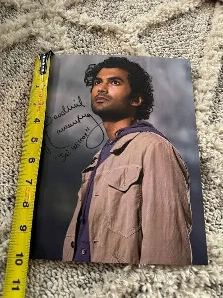 Sendhil Ramamurthy — Heroes Movie Sendhil Ramamurthy Signed Authentic Autograph Photo Size 8" x 10", изображение 3