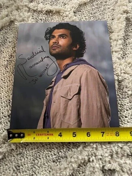 Sendhil Ramamurthy — Heroes Movie Sendhil Ramamurthy Signed Authentic Autograph Photo Size 8" x 10", изображение 4