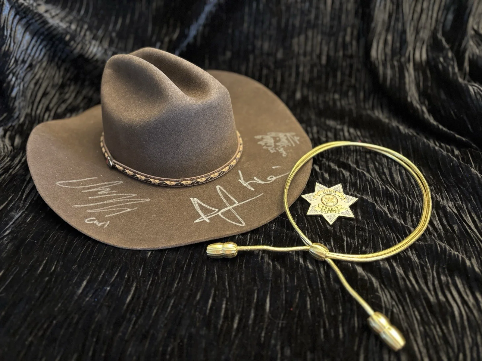 Andrew Lincoln, Chandler Riggs, Cailey Fleming — Walking Dead Andrew Lincoln "Rick, Carl & Judith Grimes” Signed x3 Sheriff’s Hat, изображение 2