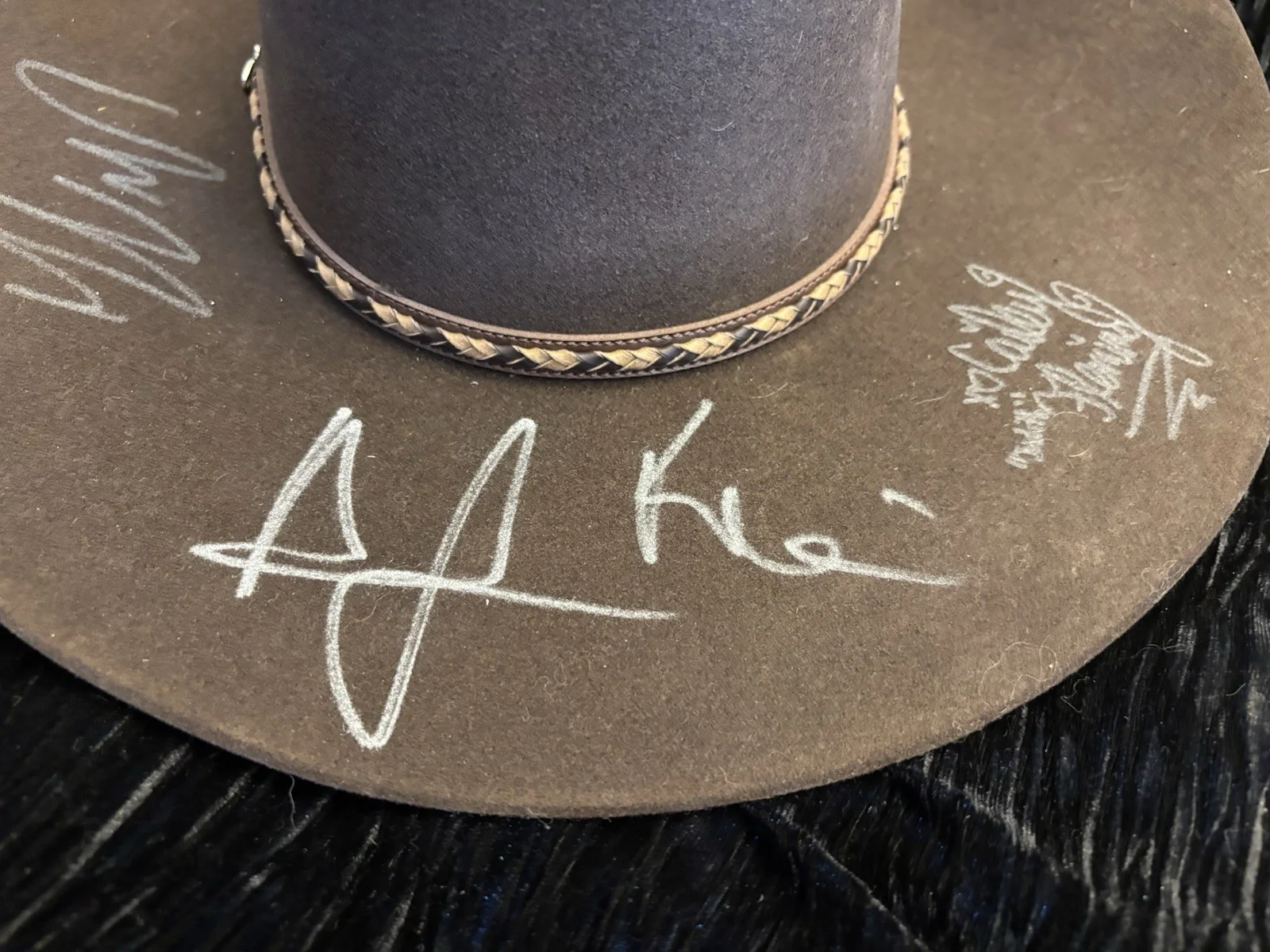 Andrew Lincoln, Chandler Riggs, Cailey Fleming — Walking Dead Andrew Lincoln "Rick, Carl & Judith Grimes” Signed x3 Sheriff’s Hat, изображение 4