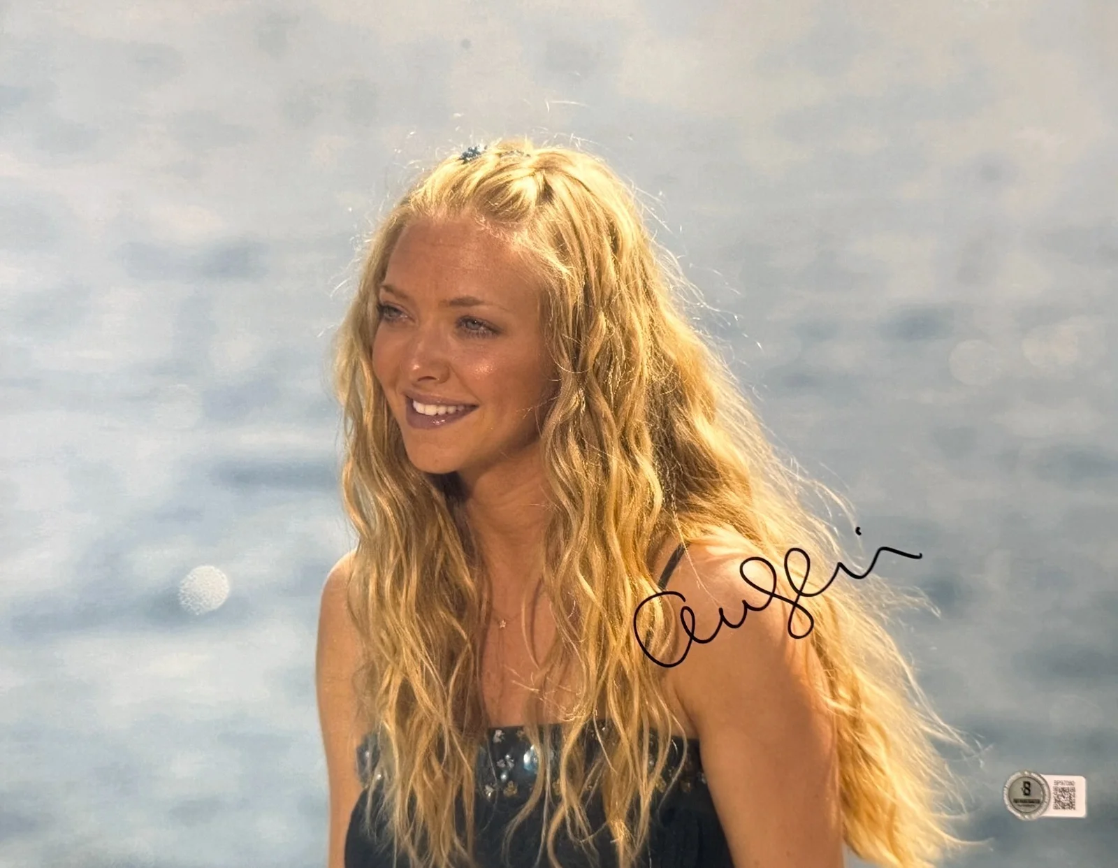 Amanda Seyfried — Amanda Seyfried Signed 11x14 Photo Mama Mia Authentic Autograph Beckett