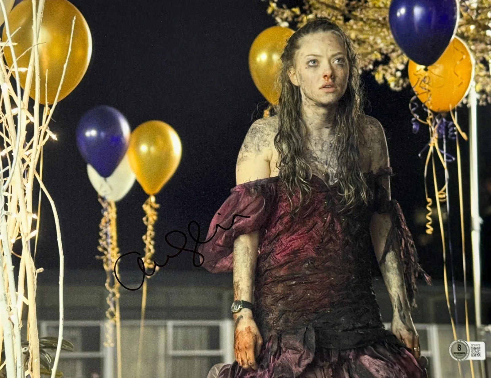 Amanda Seyfried — Amanda Seyfried Signed 11x14 Photo Jennifer's Body Authentic Autograph Beckett