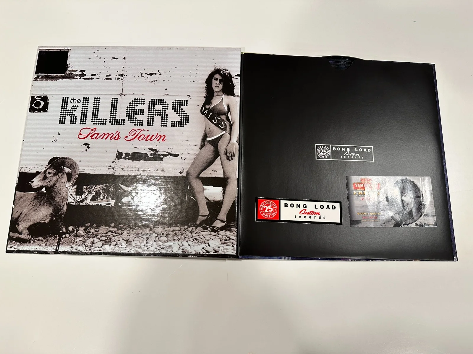Brandon Flowers, Ronnie Vannucci, Dave Keuning, Mark Stoermer — The Killers Signed Sam’s Town Decennial 2x Vinyl limited rare w/ concert ticket, изображение 4