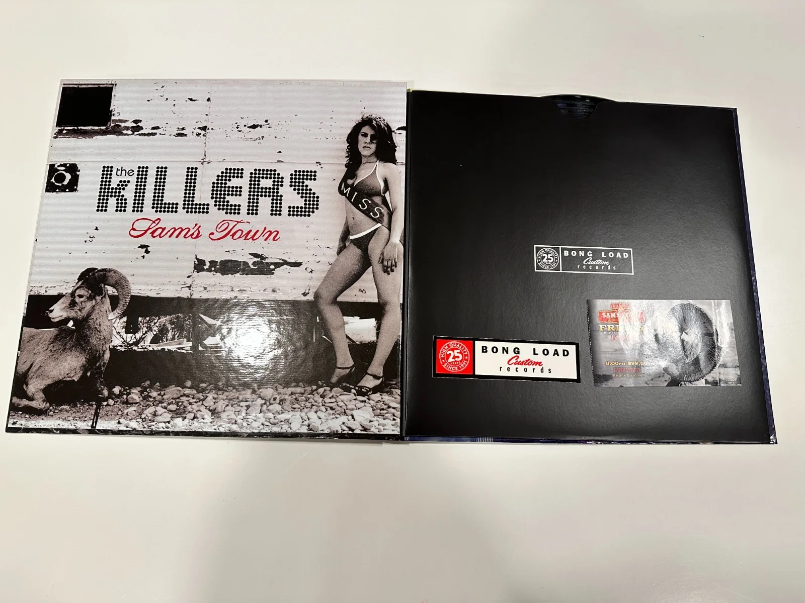 Brandon Flowers, Ronnie Vannucci, Dave Keuning, Mark Stoermer — The Killers Signed Sam’s Town Decennial 2x Vinyl limited rare w/ concert ticket, изображение 5