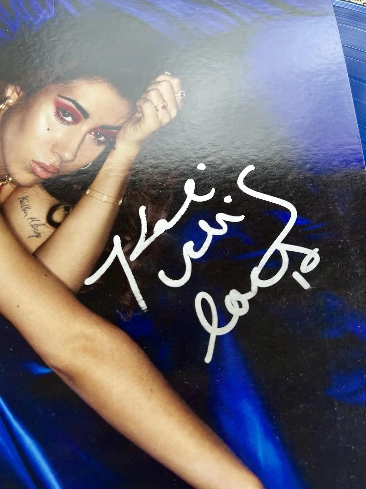 KALI UCHIS SIGNED “ISOLATION” VINYL ALBUM AUTOGRAPH PESO - PSA/DNA COA + PROOF, image 2