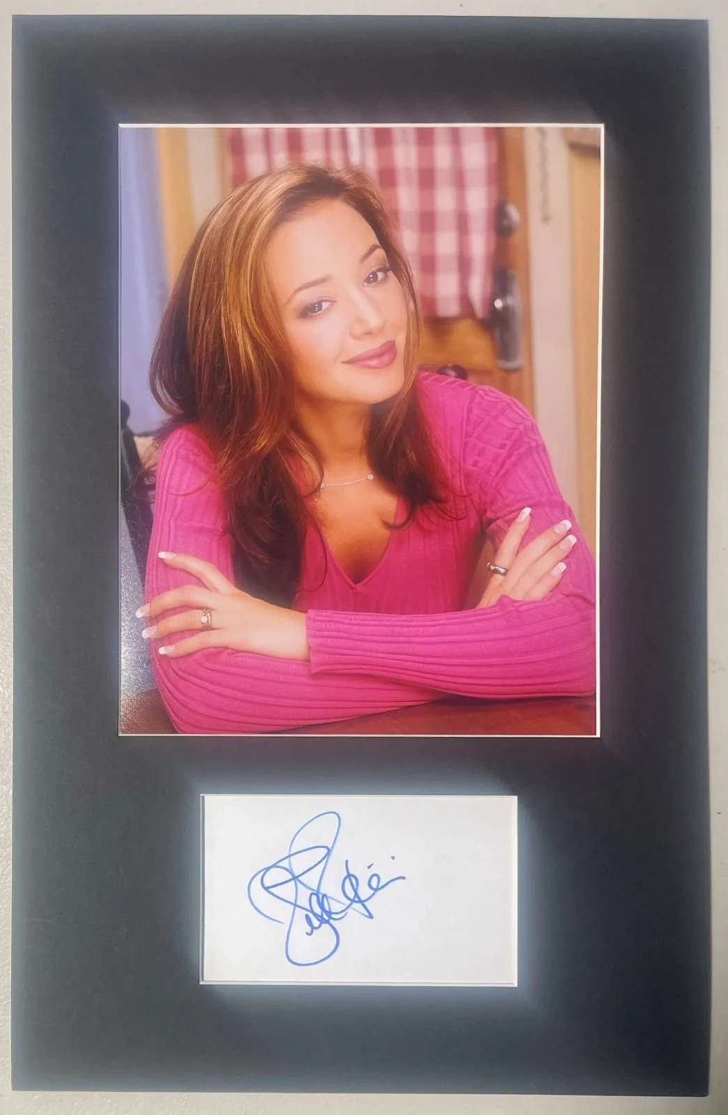 LEAH REMINI — Leah Remini The King Of Queens matted signed index card with photo 11x17 #1