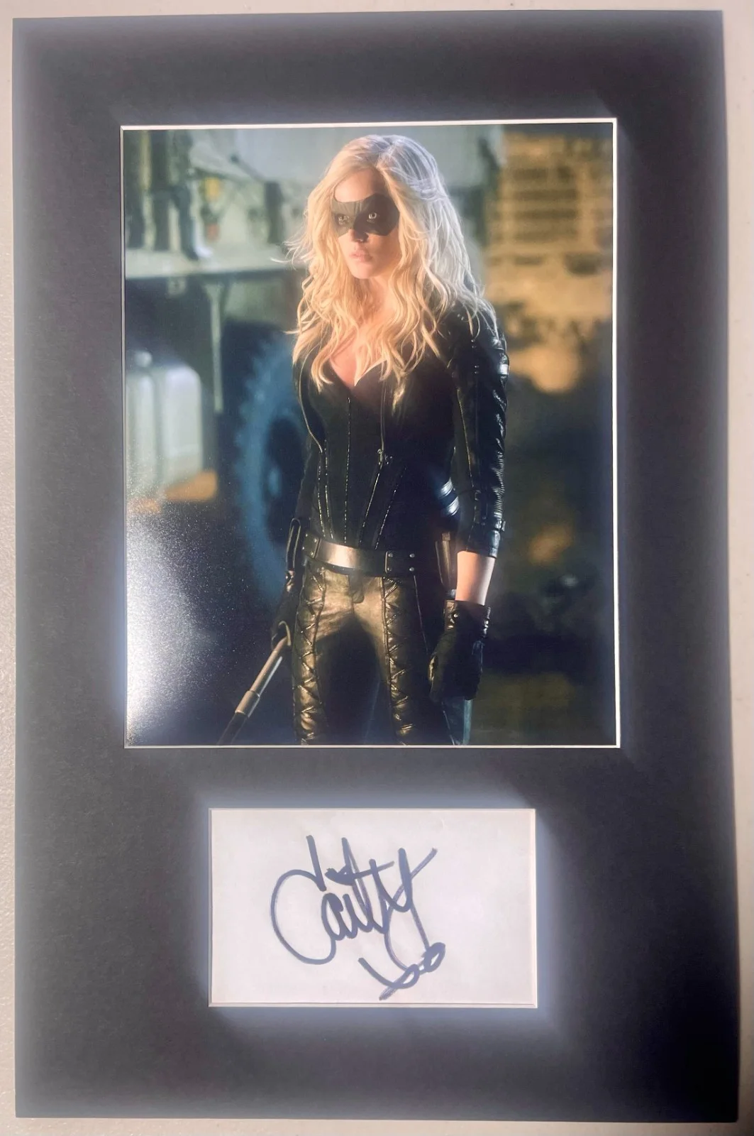 CAITY LOTZ — Caity Lotz Arrow matted signed index card with photo 11x17 #1 Sara Lance Canary