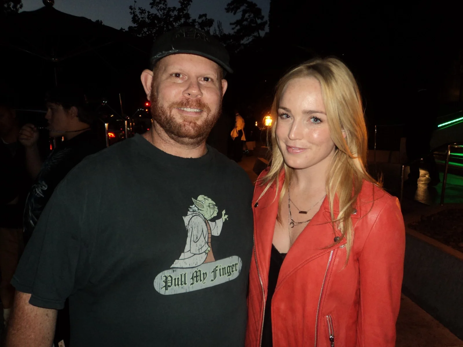 CAITY LOTZ — Caity Lotz Arrow matted signed index card with photo 11x17 #1 Sara Lance Canary, изображение 3